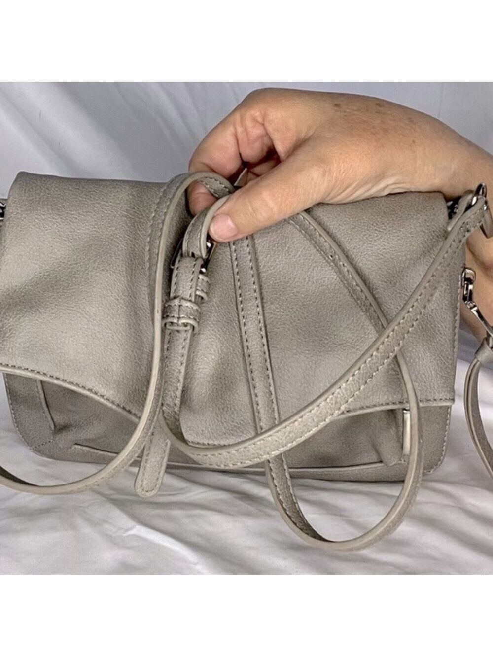 Mode Luxe Crossbody Bag, SZ 10”x7”x1” expanding to 2”, Inside Pockets & Zip (T5)